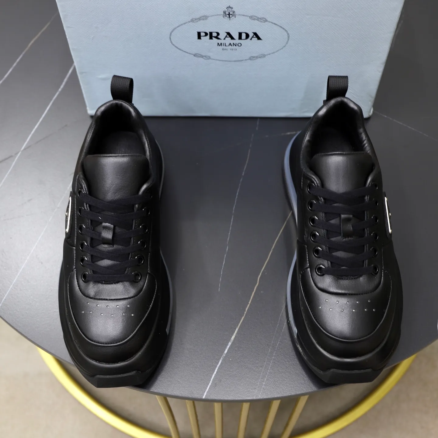 Ex-factory price: 640 💰Prada/Prada Men's casual delivery, using imported cowhide leather upper, Prada triangle logo, lambskin lining, original air cushion bottom, rubber sewing technology, rubber bottom layer, excellent shock absorption effect, comfortable on the feet! Size: 39-44 (45, 46 customized)